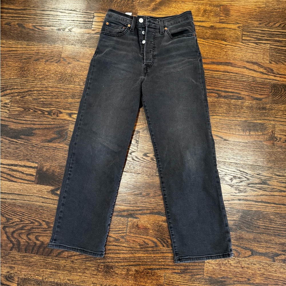 Levi Black Ribcage Ankle Straight jeans. Worn once. Size 28